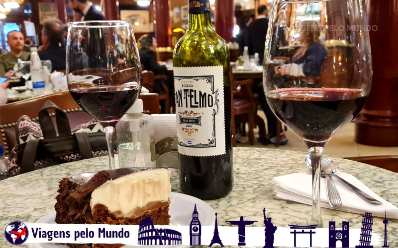Vinho e Torta de Alfajor no Café Tortoni