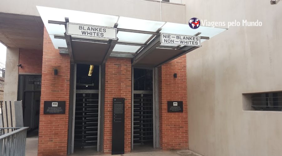 Entrada do Museu do Apartheid separada entre brancos e não brancos