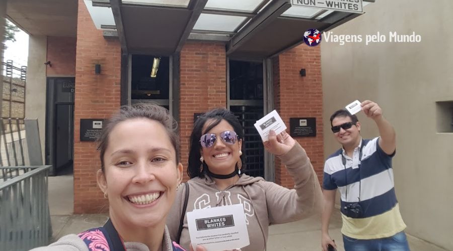 Ingressos que recebemos na entrada do museu do Apartheid