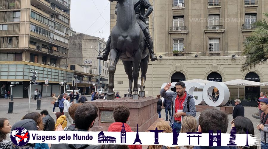 Guia contando a história da cidade de Santiago na Plaza de Armas no Free Walking Tour Santiago