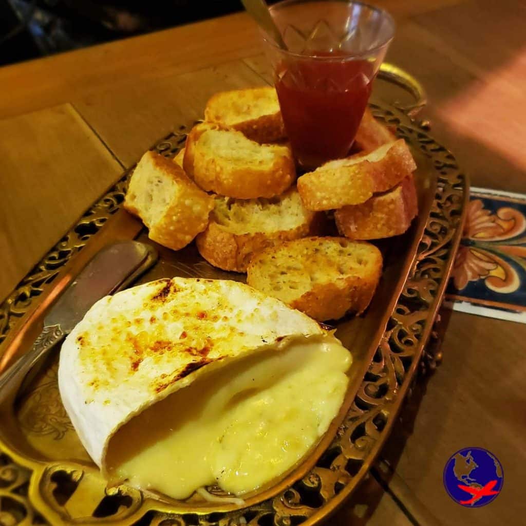 Brie assado no Agridoce Café