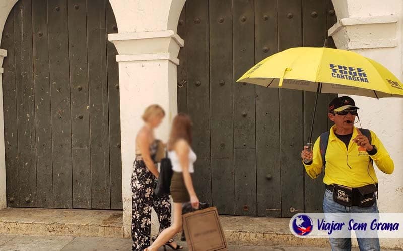 Guia explicando detalhes da construção da cidade de cartagena