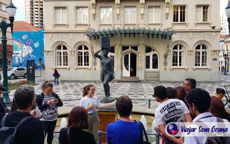 Voluntária do Free Tour Curitiba em um momento durante o passeio