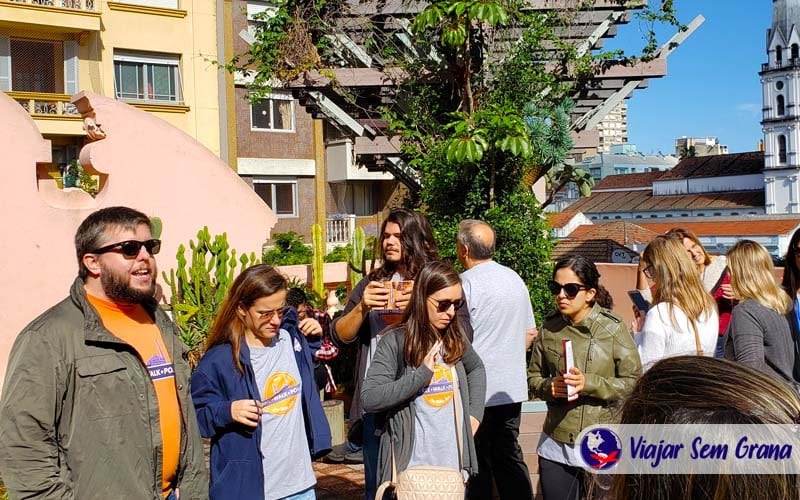 Voluntários do Free Walking Tour Porto Alegre finalizando passeio