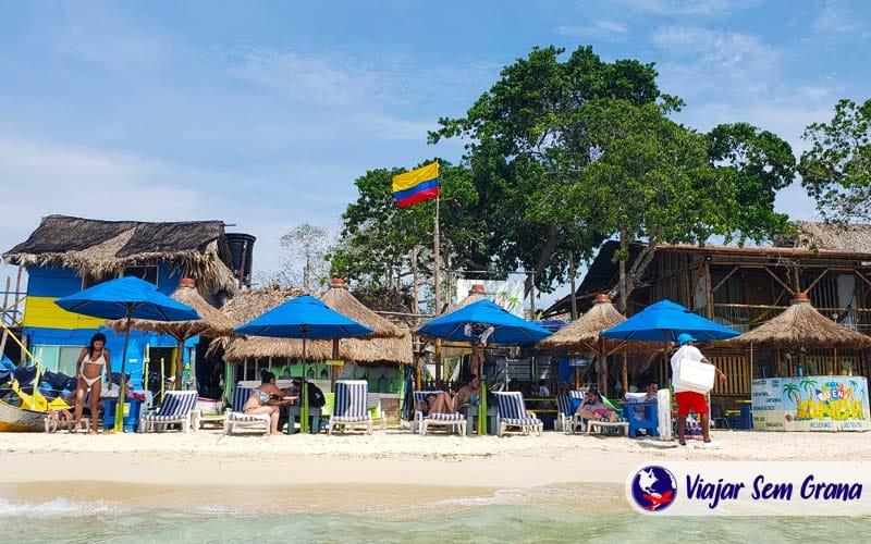 Quiosque e hostels um ao lado do outro na praia
