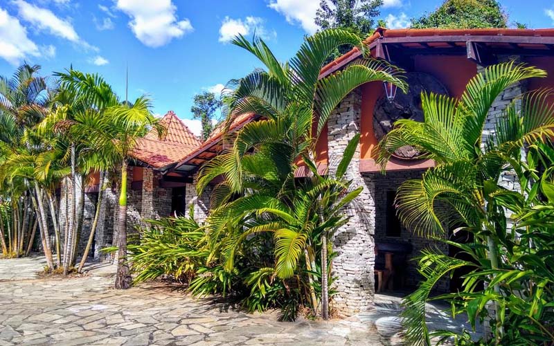 Entrada da pousada villa das pedras
