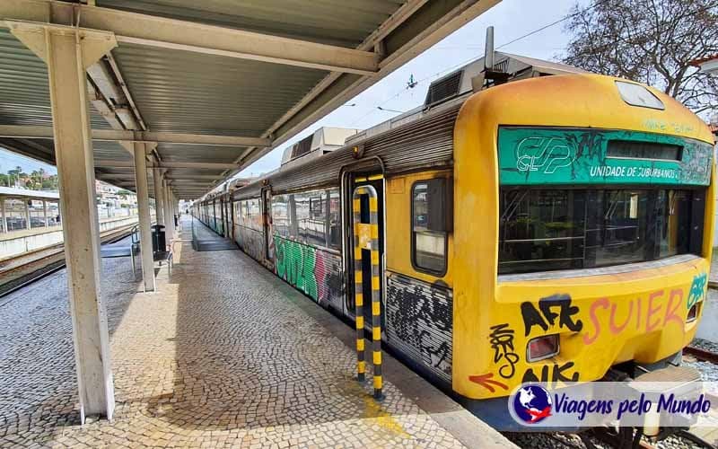 Trem na estação de cascais