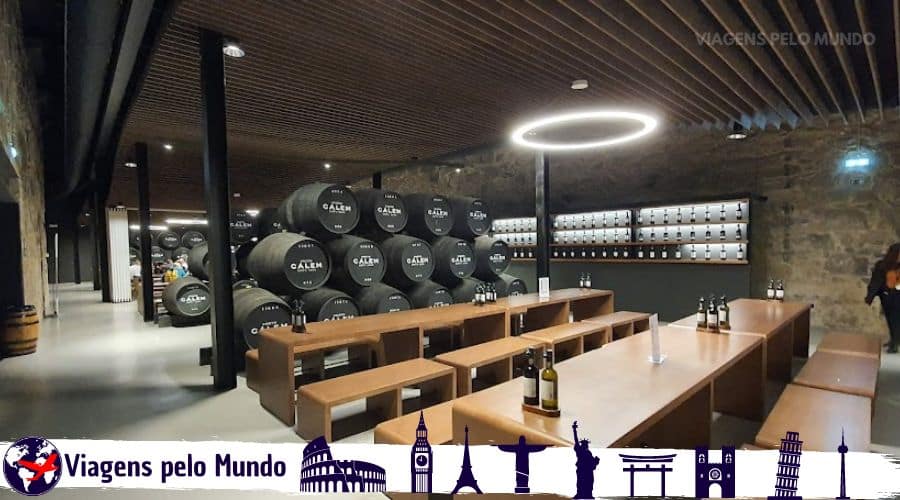 Sala de Degustação da Vinícola Cálem. Duas mesas e ao fundo barris antigos que decolaram a sala do ambiente
