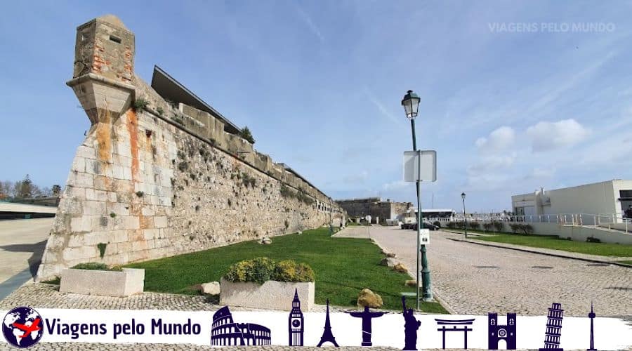 Cidadela de Cascais. Forte com uma parede de mais de 5 metros de altura e inteiramente cercada.