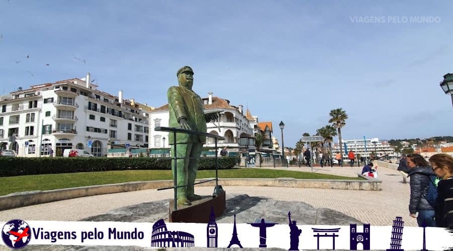 Estátua de bronze de Dom Carlos I. Estátua olhando para o Oceano Atlântico