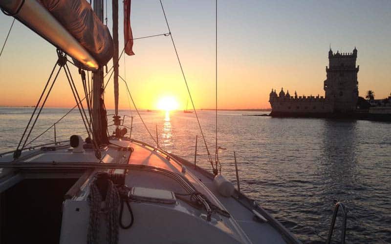 Passeio de barco no pôr do sol em Lisboa