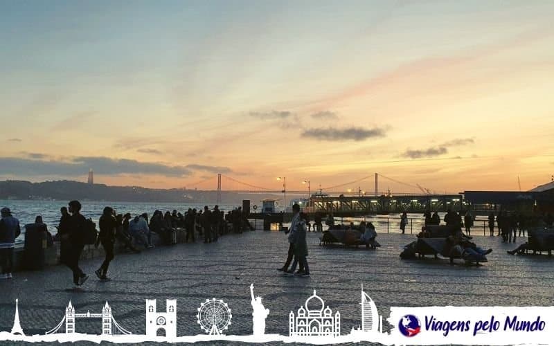 Pôr do sol na margem do rio tejo