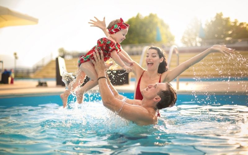 Família se divertindo na piscina