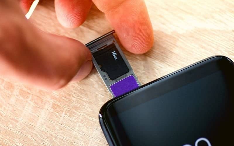 Retirando e colocando o chip no aparelho