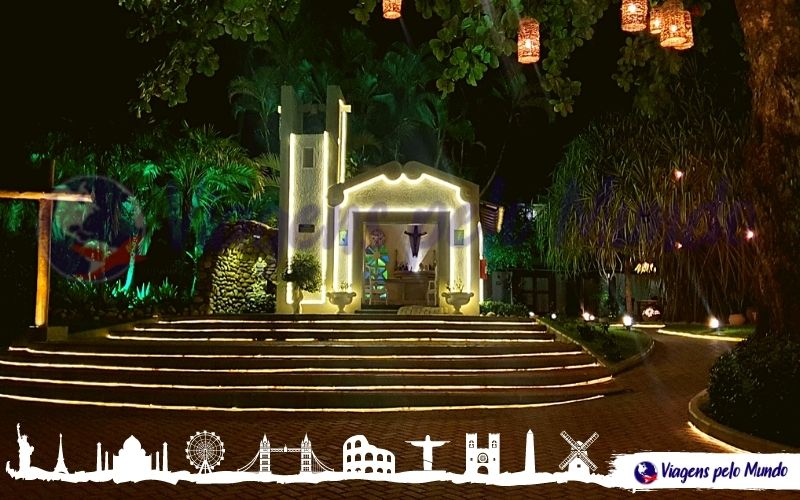 Igreja dentro do resort, com iluminação noturna
