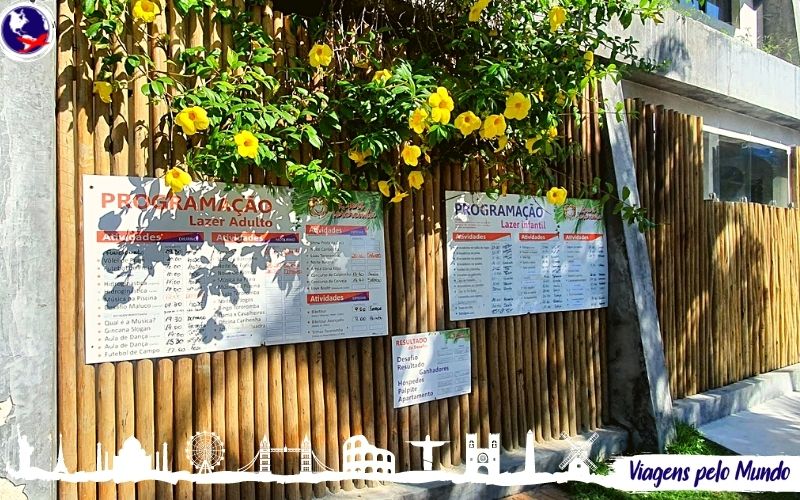 Mural com a programação das atividades do resort