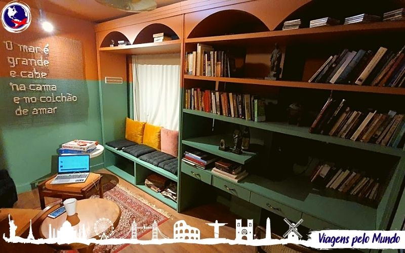 Estantes com livros na Biblioteca do Socialtel