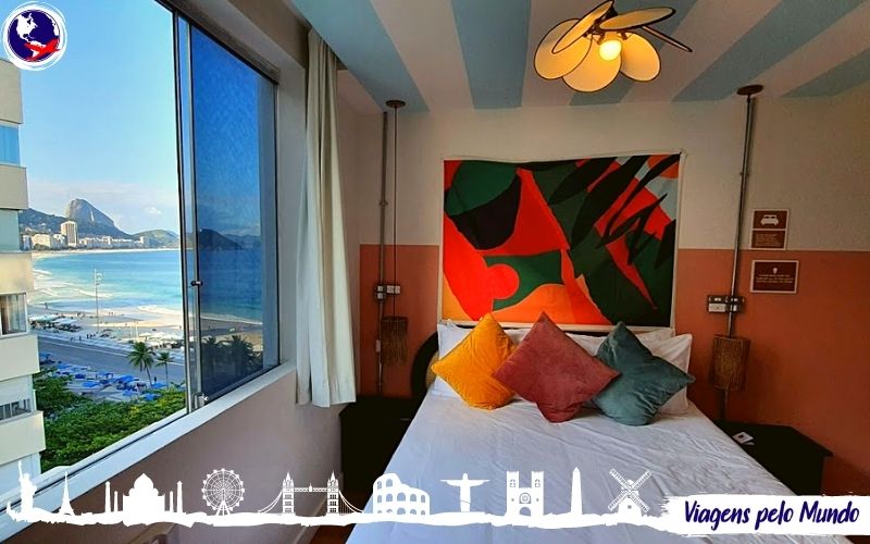 Cama e vista parcial da Praia de Copacabana