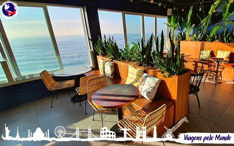 Espaço com vista para o mar do Rooftop Socialtel