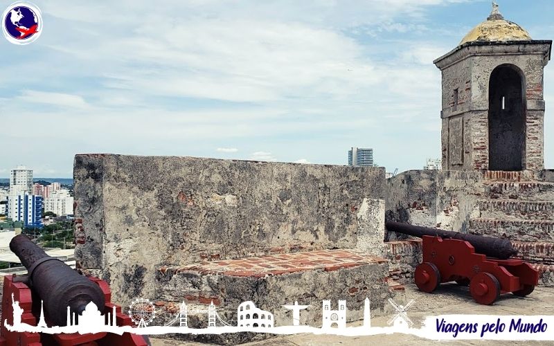 Canhões apontados para o mar para proteger cartagena