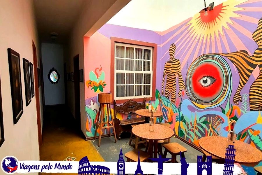 Espaço com pinturas na parede no Varanda Hostel