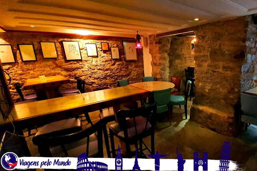 Mesas do Restaurante Escada Abaixo