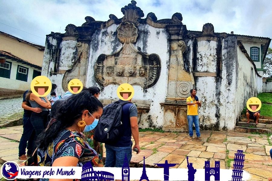 Guia em frente ao Chafariz de importância histórica em Ouro Preto