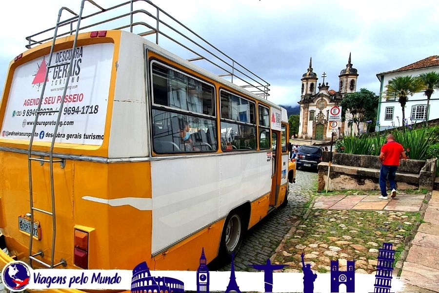 Jardineira aguardando os turistas embarcarem