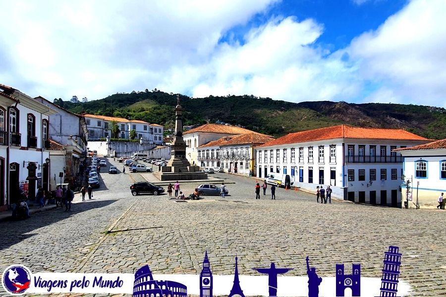 Praça Tiradentes no centro histórico de ouro preto