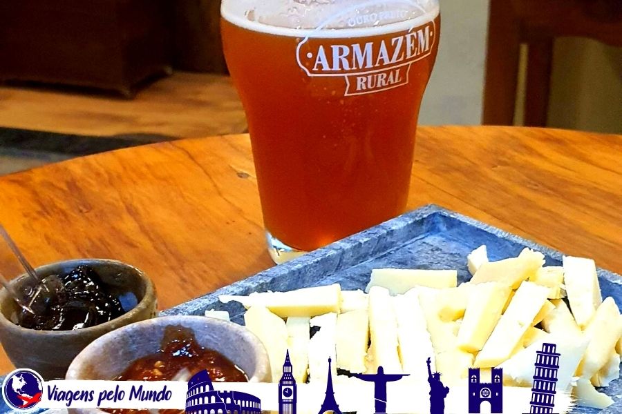 Prato com chope e tábua de queijo