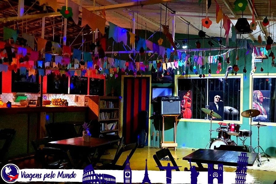 Palco e mesas do Bar da Nida