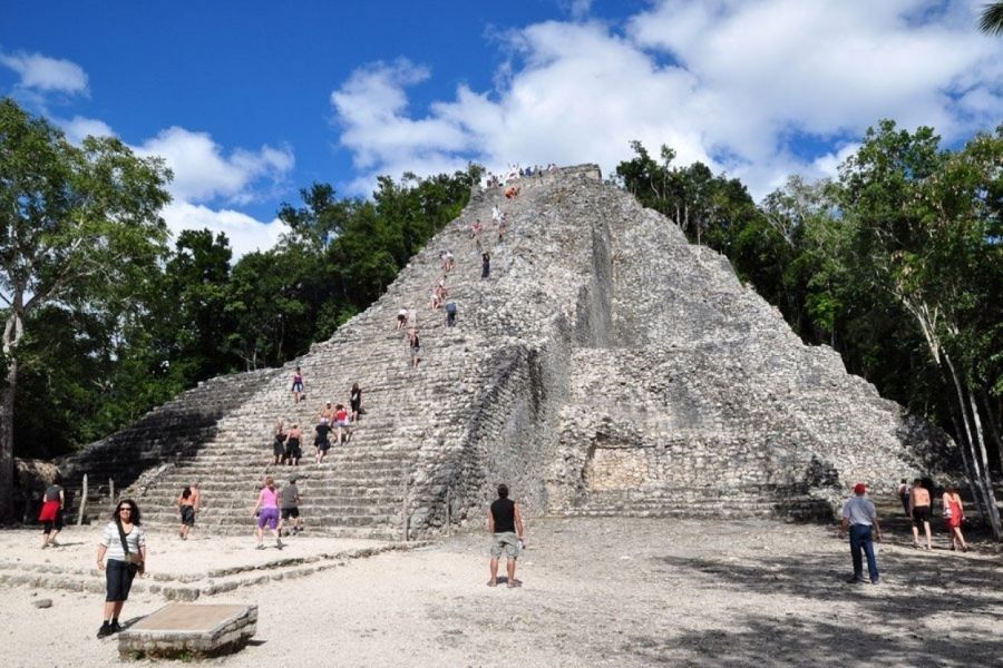 Passeio pela pirâmide de Cobá