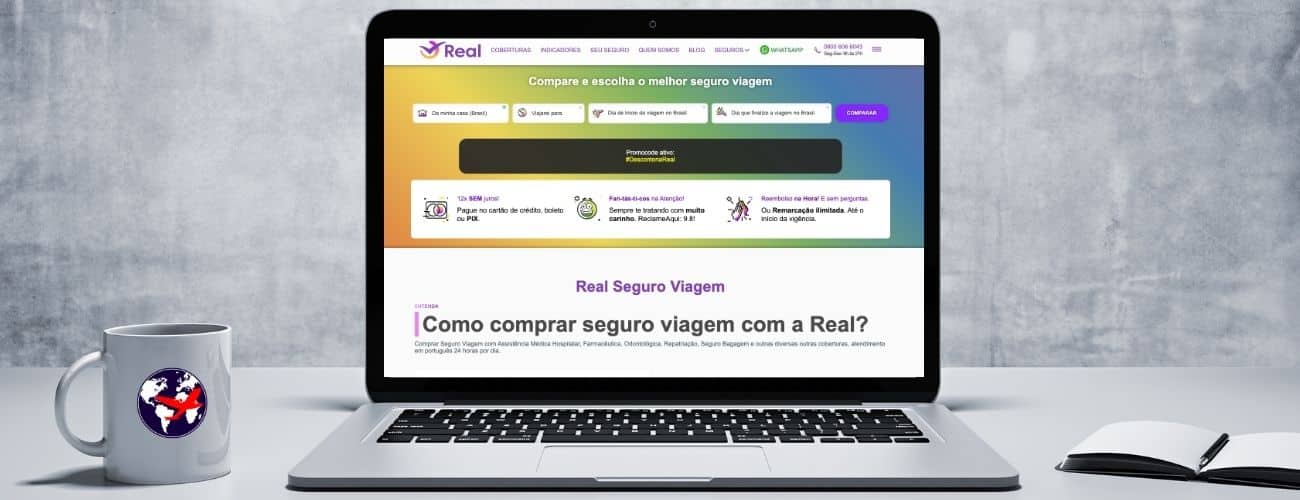Guia completo para mostrar se a Real Seguro Viagem é confiável. Notebook com o site da Real Seguro Viagem aberto na página principal