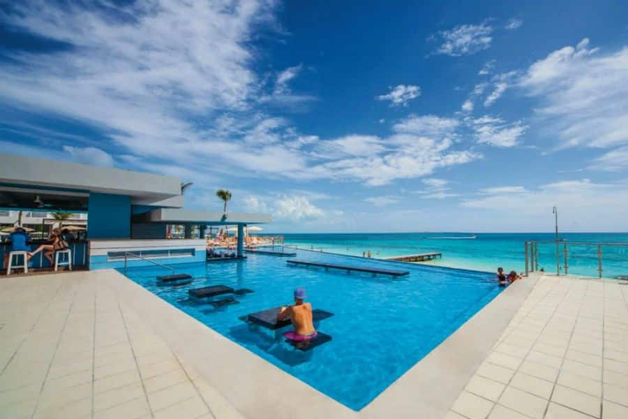 Piscina do Bar Molhado no Riu Cancún