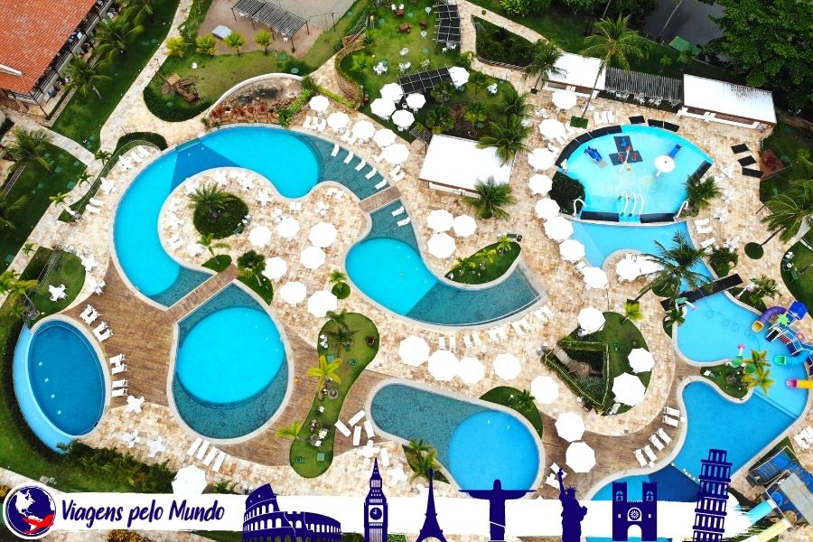 Piscina divertida do resort