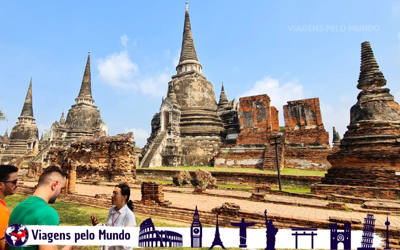 Guia explicando a história de Ayutthaya