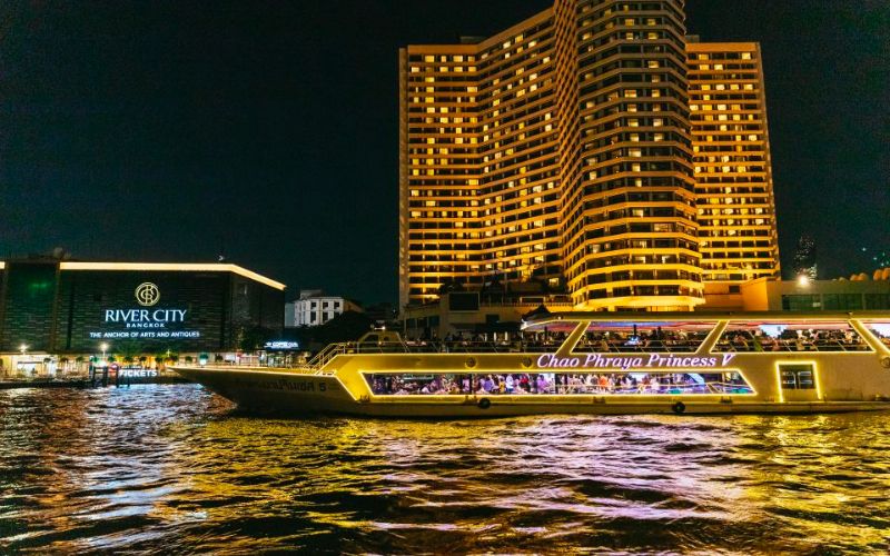 Cruzeiro noturno em Bangkok
