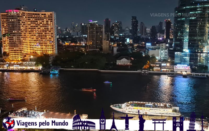 Passeio do cruzeiro noturno em Bangkok
