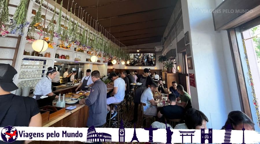 Mesas do El Preferido. Balcão onde são entregues os pratos e ao lado mesas onde os turistas estão sentados.