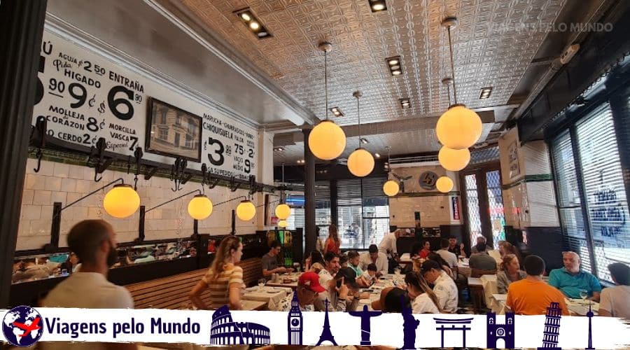 La Gran Carniceria de La Plata. Ambiente com mesas e várias pessoas almoçando. Decoração do lugar moderno com detalhes que remetem a um açougue