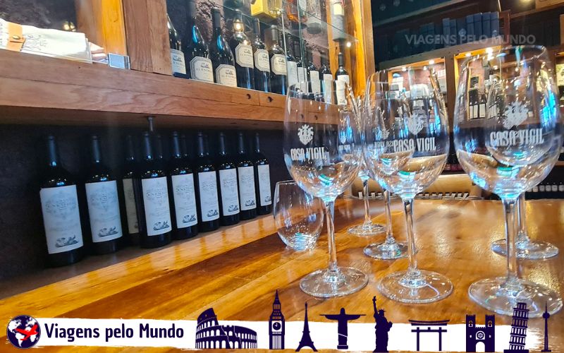 Taças e vinhos da bodega disponíveis para compra