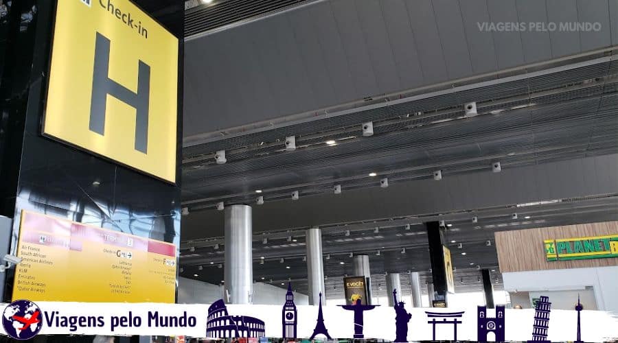 Saguão do terminal 3 do aeroporto de guarulhos. Com uma placa com indicação do check-in H.