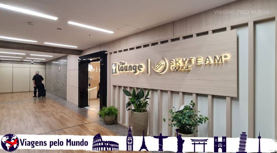 Entrada da The Lounge Internacional com o letreiro como o nome da sala VIP.