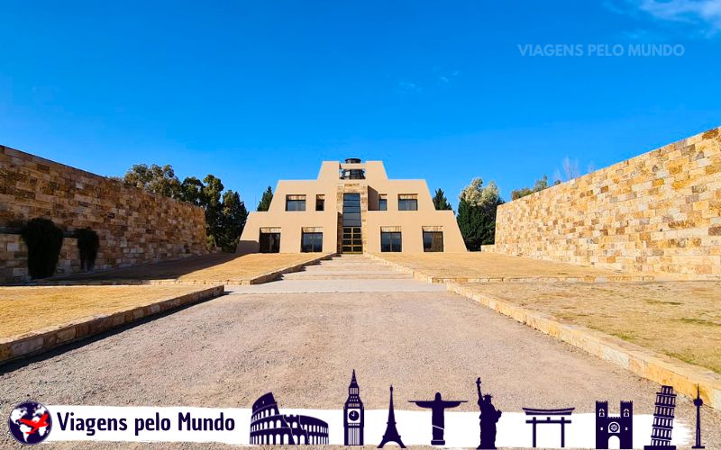 Entrada do prédio na Catena Zapata 