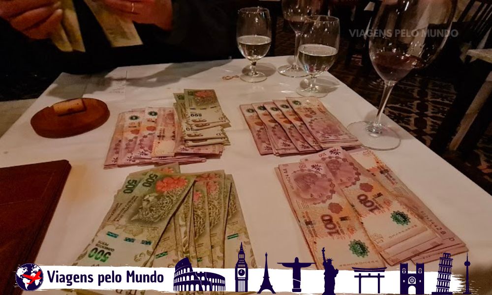 Pagando restaurante com dinheiro em espécie