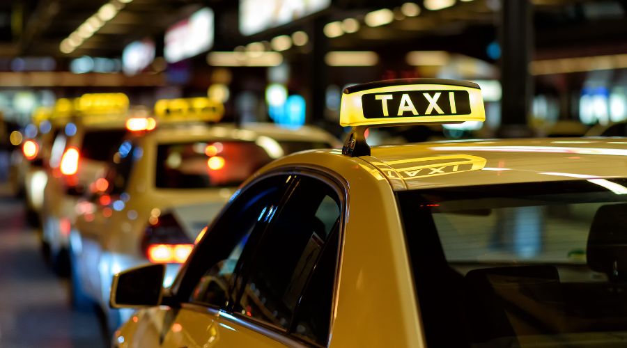 Táxi comum do Aeroporto de Santiago estacionado no desembarque