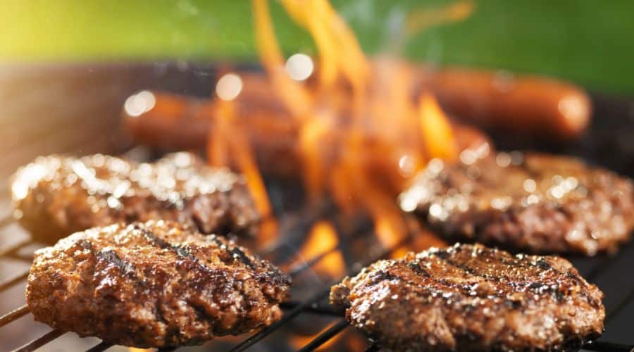 Carne de hambúrguer assado na parrilla 