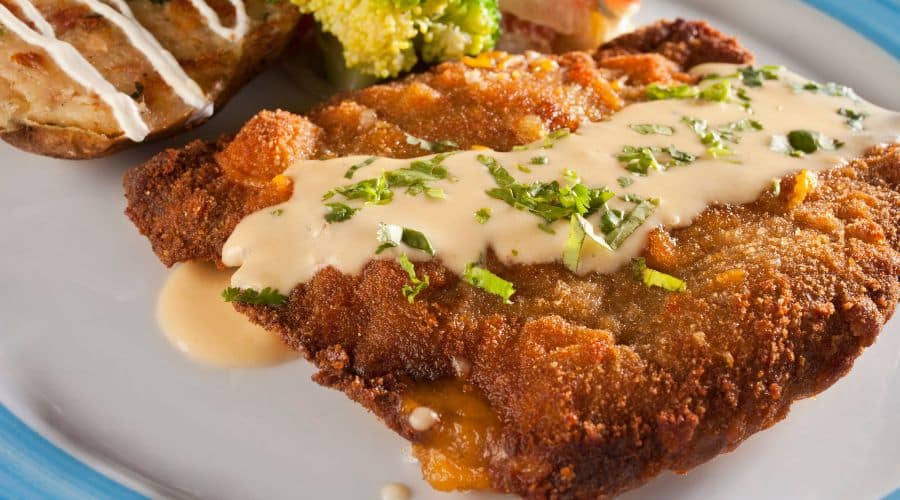 Bife empanado que forma a Milanesa
