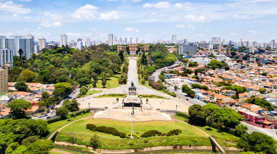 Bairro Ipiranga. Vista do alta estátua e do Museu do Ipiranga