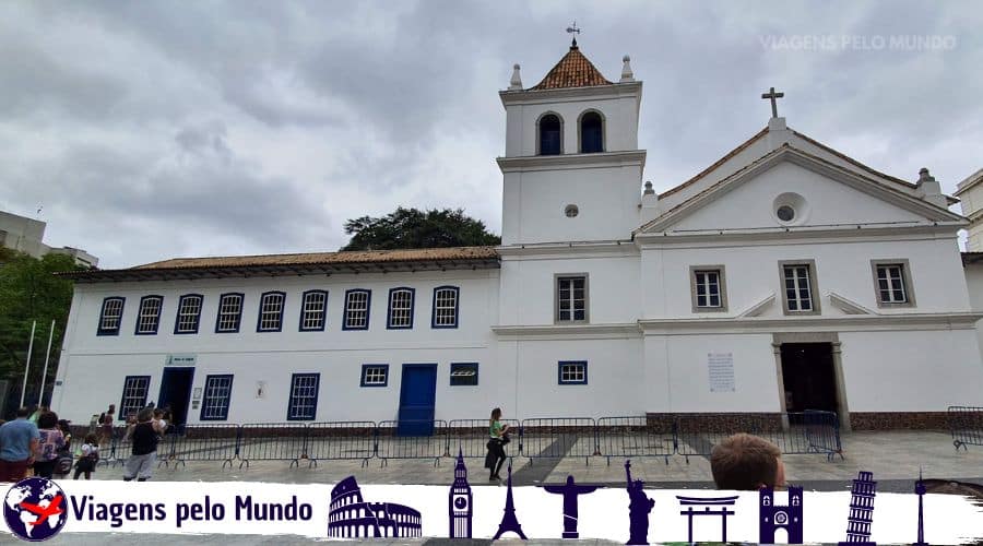 Tour pelo centro histórico antigo. Pateo do Colégio no centro de SP